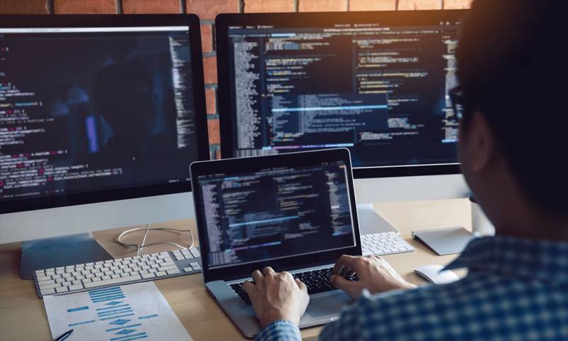 数据科学选型：R与Python如何赋能安多县网站建设？